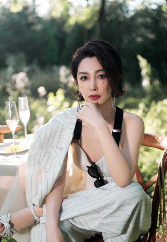 李冰冰剪短发后像换了个人，穿条纹吊带套装又美又飒，差点认不出