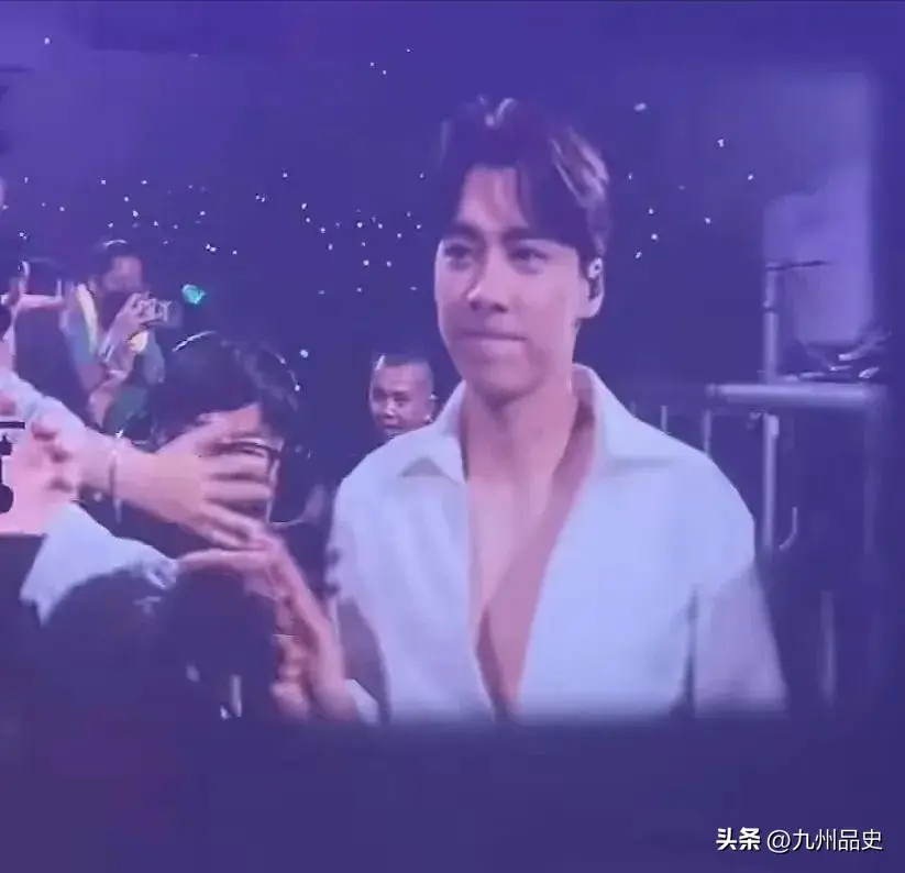 娱乐圈复出台词_资本洗白套餐价格_年底黑料明星扎堆复出,