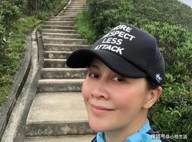 刘嘉玲健身达人保持身材秘诀_58岁刘嘉玲户外晨跑紧身裤_女明星紧身裤图片